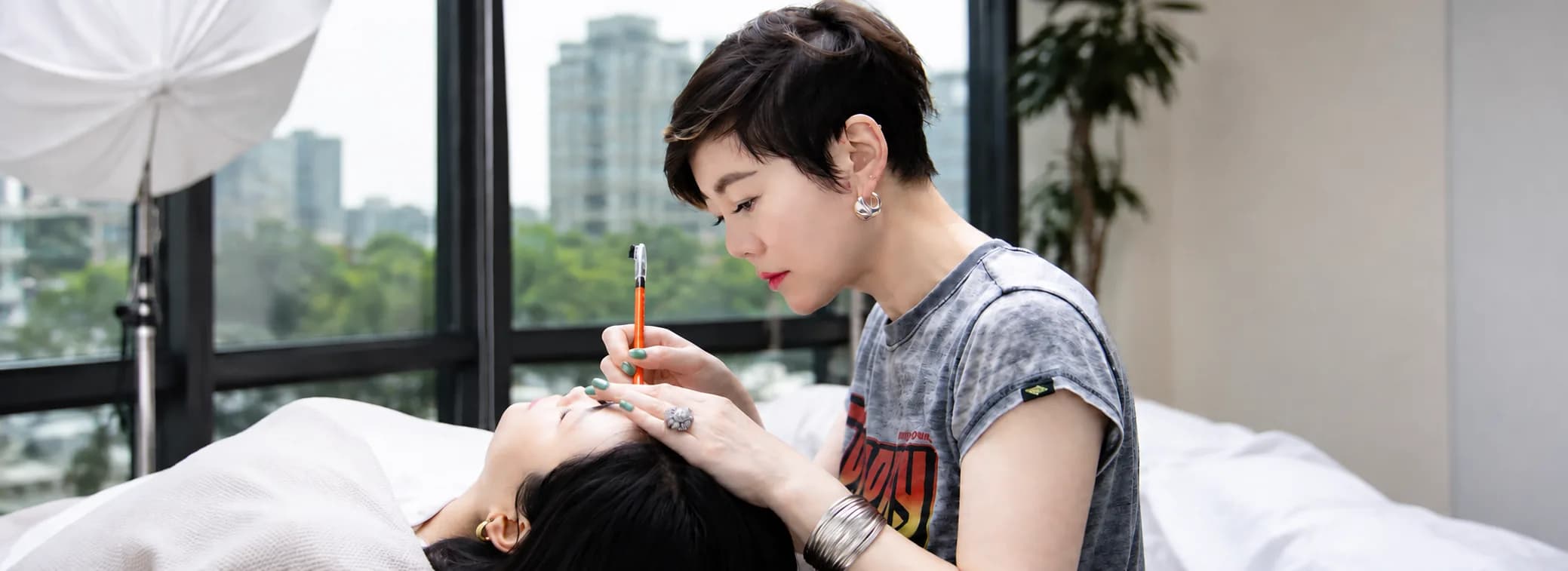 Lina Liu performing a Permanent Makeup treatment