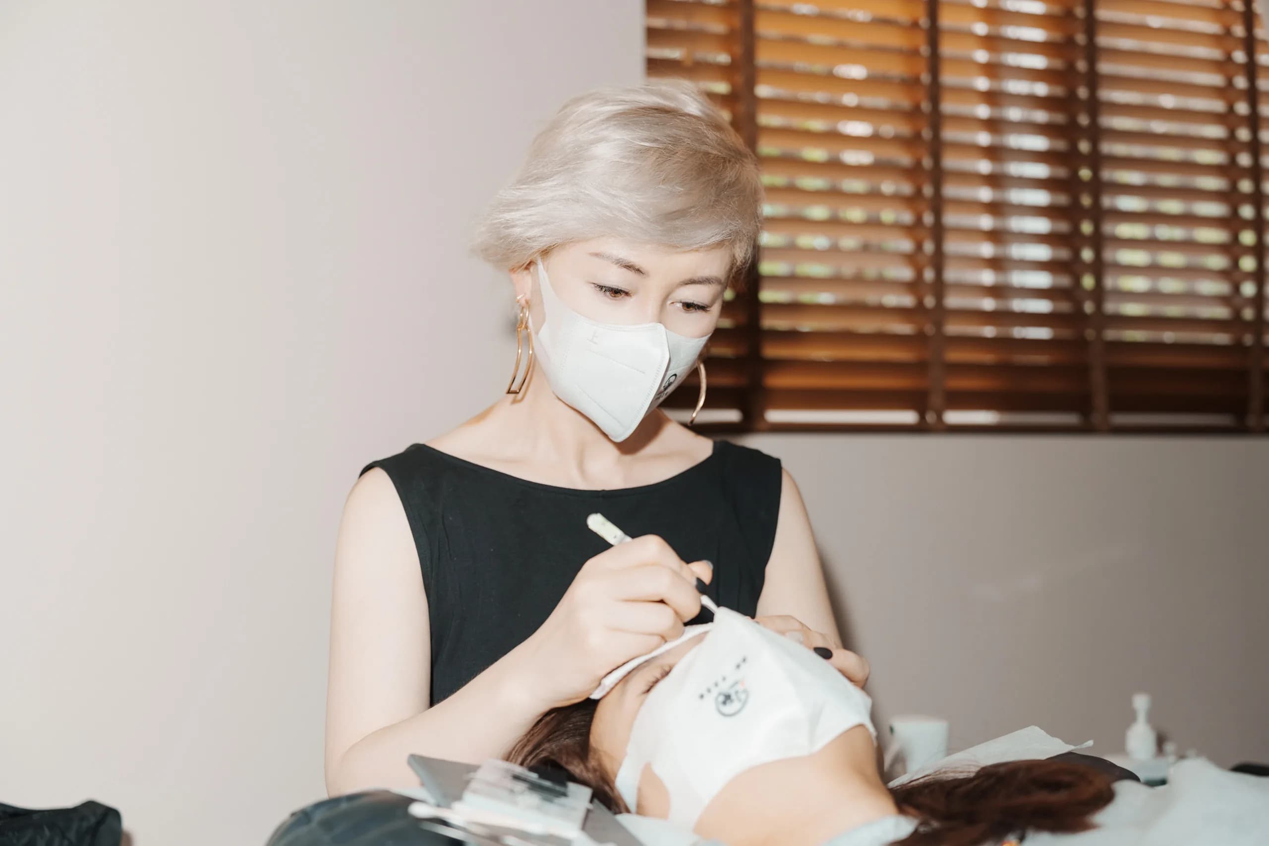 Lina doing lash extension